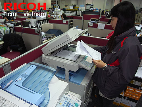 khách hàng đang sử dụng máy photocopy